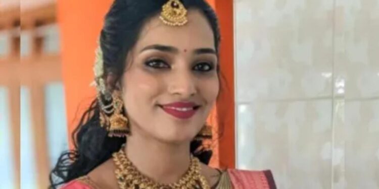 ಬೈಕ್ ಗೆ ಅಡ್ಡ ಬಂದ ಶ್ವಾನ : ನವವಿವಾಹಿತೆ ಸಾವು!