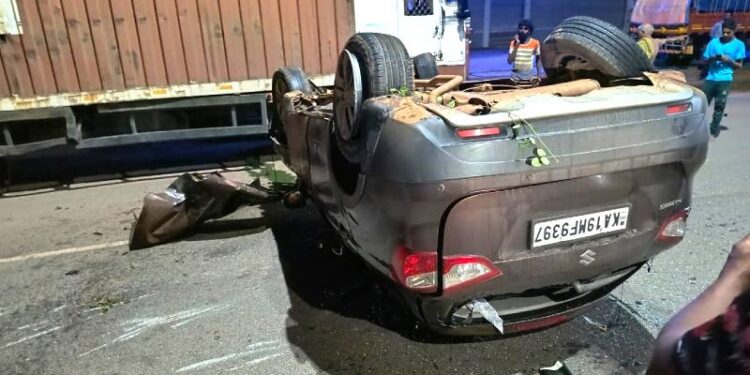 ಉಡುಪಿ : ಡಿವೈಡರ್ಗೆ ಡಿಕ್ಕಿ : ರಸ್ತೆ ತುಂಬೆಲ್ಲಾ ಕಾರಿನ ಬಿಡಿ ಭಾಗಗಳು ಚೆಲ್ಲಾಪಿಲ್ಲಿ!