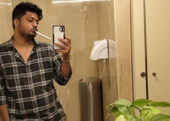 ಮನೆಯಲ್ಲಿ ನೀರಿಲ್ಲ : ಕಚೇರಿಗೆ ಬಂದು ಬ್ರಷ್‌ ಮಾಡಿದ ಯುವಕ