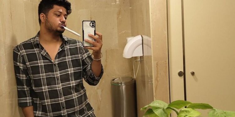 ಮನೆಯಲ್ಲಿ ನೀರಿಲ್ಲ : ಕಚೇರಿಗೆ ಬಂದು ಬ್ರಷ್‌ ಮಾಡಿದ ಯುವಕ