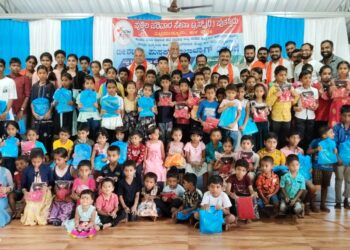 ಕುಂಡಡ್ಕ : ಪುತ್ತಿಲ ಪರಿವಾರ ಸೇವಾ ಟ್ರಸ್ಟ್ ವತಿಯಿಂದ ವಿದ್ಯಾರ್ಥಿಗಳಿಗೆ ಟೀ-ಶರ್ಟ್, ಪುಸ್ತಕ, ಶಾಲಾ ಬ್ಯಾಗ್ ವಿತರಣೆ, ಸನ್ಮಾನ, ಸಾರ್ವಜನಿಕ ಸಸಿ ವಿತರಣೆ