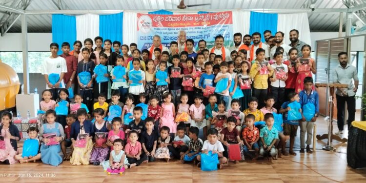 ಕುಂಡಡ್ಕ : ಪುತ್ತಿಲ ಪರಿವಾರ ಸೇವಾ ಟ್ರಸ್ಟ್ ವತಿಯಿಂದ ವಿದ್ಯಾರ್ಥಿಗಳಿಗೆ ಟೀ-ಶರ್ಟ್, ಪುಸ್ತಕ, ಶಾಲಾ ಬ್ಯಾಗ್ ವಿತರಣೆ, ಸನ್ಮಾನ, ಸಾರ್ವಜನಿಕ ಸಸಿ ವಿತರಣೆ