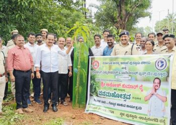 ಕೆಮ್ಮಾಯಿ ರಸ್ತೆ ಬದಿಯಲ್ಲಿ ಗಿಡಗಳನ್ನು ನೆಡುವ‌ ಮೂಲಕ ವನಮಹೋತ್ಸವಕ್ಕೆ ಚಾಲನೆ : ನಾಶವಾಗುತ್ತಿರುವ ಗಿಡಗಳ ಪೋಷಣೆ ಮಾಡಿ – ಶಾಸಕ ಅಶೋಕ್ ರೈ