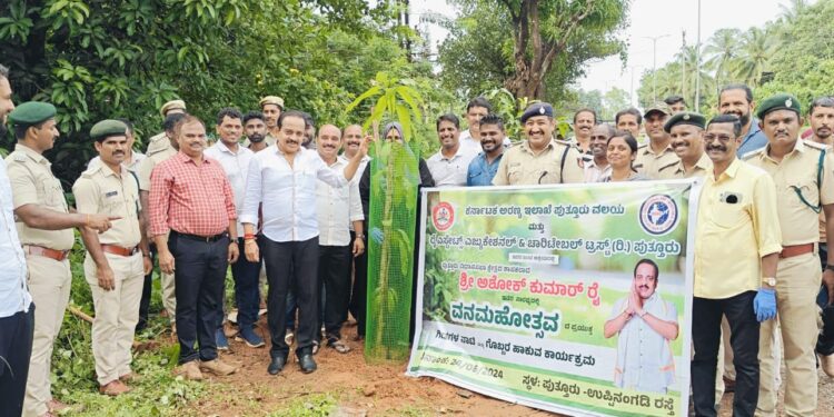 ಕೆಮ್ಮಾಯಿ ರಸ್ತೆ ಬದಿಯಲ್ಲಿ ಗಿಡಗಳನ್ನು ನೆಡುವ‌ ಮೂಲಕ ವನಮಹೋತ್ಸವಕ್ಕೆ ಚಾಲನೆ : ನಾಶವಾಗುತ್ತಿರುವ ಗಿಡಗಳ ಪೋಷಣೆ ಮಾಡಿ – ಶಾಸಕ ಅಶೋಕ್ ರೈ