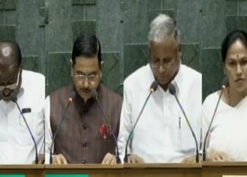 ಕನ್ನಡದಲ್ಲಿಯೇ ಪ್ರಮಾಣ ವಚನ ಸ್ವೀಕರಿಸಿದ ಹೆಚ್‍ಡಿಕೆ, ಜೋಶಿ, ಸೋಮಣ್ಣ, ಶೋಭಾ ಕರಂದ್ಲಾಜೆ