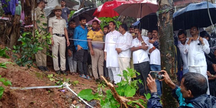 ಕಂಪೌಂಡ್ ಕುಸಿದು ಮನೆ ಮೇಲೆ ಬಿದ್ದು ಒಂದೇ ಕುಟುಂಬದ ನಾಲ್ವರು ಮೃತ್ಯು : ಘಟನಾ ಸ್ಥಳಕ್ಕೆ ಮಾಜಿ ಸಂಸದ ನಳಿನ್ ಕುಮಾರ್ ಕಟೀಲ್ ಭೇಟಿ