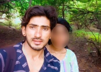 ಮದುವೆಯಾಗುವುದಾಗಿ ನಂಬಿಸಿ ಅತ್ಯಾಚಾರ : ಪೊಲೀಸ್ ಠಾಣೆ ಮುಂದೆ ಯುವತಿ ಧರಣಿ