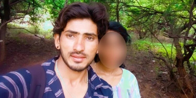 ಮದುವೆಯಾಗುವುದಾಗಿ ನಂಬಿಸಿ ಅತ್ಯಾಚಾರ : ಪೊಲೀಸ್ ಠಾಣೆ ಮುಂದೆ ಯುವತಿ ಧರಣಿ