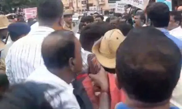 ಮಂಗಳೂರು : ಪ್ರತಿಭಟನೆ ವೇಳೆ ಪೊಲೀಸ್ ಸಿಬ್ಬಂದಿಯ ಪರ್ಸ್ ಎಗರಿಸಿದ ಕಳ್ಳ!