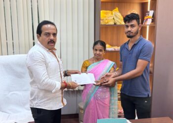ರೆಫ್ರಿಜರೇಟರ್ ಸ್ಪೋಟಗೊಂಡು ಮನೆಗೆ ಹಾನಿ :  ಕುಟುಂಬಕ್ಕೆ ಆರ್ಥಿಕ‌ ನೆರವು ನೀಡಿದ ಶಾಸಕರು