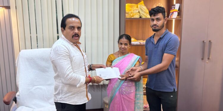 ರೆಫ್ರಿಜರೇಟರ್ ಸ್ಪೋಟಗೊಂಡು ಮನೆಗೆ ಹಾನಿ :  ಕುಟುಂಬಕ್ಕೆ ಆರ್ಥಿಕ‌ ನೆರವು ನೀಡಿದ ಶಾಸಕರು