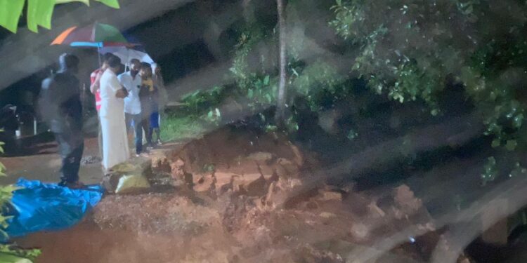 ಮುಕ್ವೆ : ಭಾರೀ ಮಳೆಗೆ ತಡೆಗೋಡೆ ಕುಸಿತ