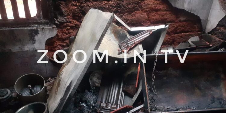 ವಿಟ್ಲ : ಸಿಡಿಲು ಬಡಿದು ಮನೆಗೆ ಹಾನಿ  : ಲಕ್ಷಾಂತರ ರೂ. ನಷ್ಟ ; ಅದೃಷ್ಟವಶಾತ್ ಪ್ರಾಣಾಪಾಯದಿಂದ ಪಾರಾದ ಕುಟುಂಬ!