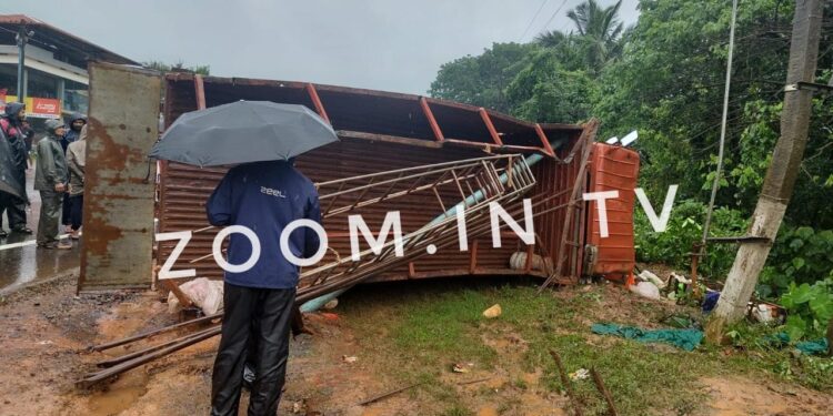 ಪುಂಜಾಲಕಟ್ಟೆ : ಲಾರಿ ಪಲ್ಟಿಯಾಗಿ ಓರ್ವ ಸಾವು ; ಇಬ್ಬರು ಗಂಭೀರ