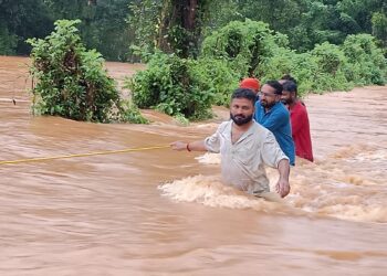 ಭಾರೀ ಮಳೆಗೆ ಕಾಣಿಯೂರು-ಕಲ್ಪಡ ರಸ್ತೆ ಮುಳುಗಡೆ : ಹಗ್ಗದ ಸಹಾಯದಿಂದ ಸಾರ್ವಜನಿಕರನ್ನು ದಾಟಿಸಿದ ಯುವಕರ ತಂಡ!
