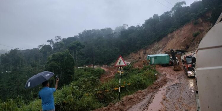 ಸಕಲೇಶಪುರ : ಮಾರನಹಳ್ಳಿ ಬಳಿ ಮತ್ತೆ ಭೂಕುಸಿತ : ಮಣ್ಣಿನಡಿ ಸಿಲುಕಿದ ಕಂಟೈನರ್ ಲಾರಿ!