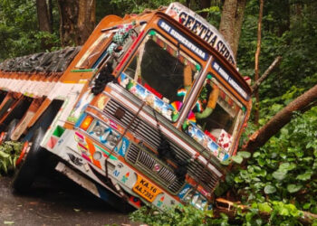 ಚಾಲಕನ ನಿಯಂತ್ರಣ ತಪ್ಪಿ ಲಾರಿ ಅಪಘಾತ!