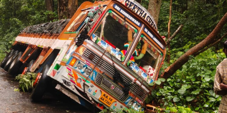 ಚಾಲಕನ ನಿಯಂತ್ರಣ ತಪ್ಪಿ ಲಾರಿ ಅಪಘಾತ!