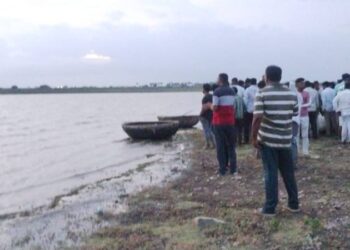 ಇಸ್ಪೀಟ್‌ ಆಡುವಾಗ ಪೊಲೀಸ್‌ ದಾಳಿ : ಎಸ್ಕೇಪ್ ಆಗಲು ಯತ್ನಿಸಿದ 7 ಮಂದಿ ನೀರುಪಾಲಾದ ಶಂಕೆ!