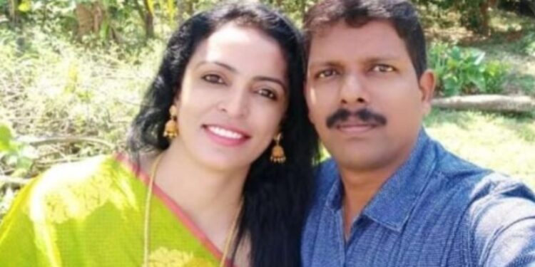 ಹಾಸನ ಎಸ್‌.ಪಿ ಕಚೇರಿ ಆವರಣದಲ್ಲೇ ಹೆಂಡತಿಗೆ ಚೂರಿ ಇರಿದ ಪತಿ : ಮಹಿಳೆ ಸಾವು!