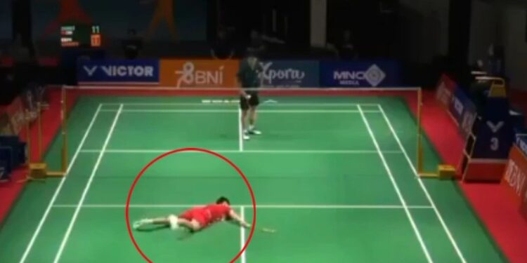 ಬ್ಯಾಡ್ಮಿಂಟನ್ ಕೋರ್ಟ್‌ನಲ್ಲಿ ಆಡುವಾಗ ಕಾರ್ಡಿಕ್ ಅರೆಸ್ಟ್​ : ಪ್ಲೇಯರ್ ಸಾವು