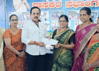 ಅಂಗನವಾಡಿ ಕಾರ್ಯಕರ್ತೆಯರ ಸೇವಾಂಜಲಿ ಟ್ರಸ್ಟ್‌ಗೆ ಶಾಸಕರಿಂದ 50ಸಾವಿರ ರೂ. ಸಹಾಯಧನ