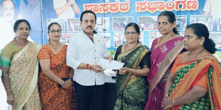 ಅಂಗನವಾಡಿ ಕಾರ್ಯಕರ್ತೆಯರ ಸೇವಾಂಜಲಿ ಟ್ರಸ್ಟ್‌ಗೆ ಶಾಸಕರಿಂದ 50ಸಾವಿರ ರೂ. ಸಹಾಯಧನ