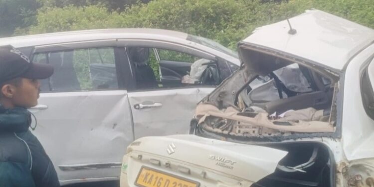 ಕಾರುಗಳ ಮಧ್ಯೆ ಅಪಘಾತ : ಮೂವರು ಸ್ಥಳದಲ್ಲೇ ಸಾವು!