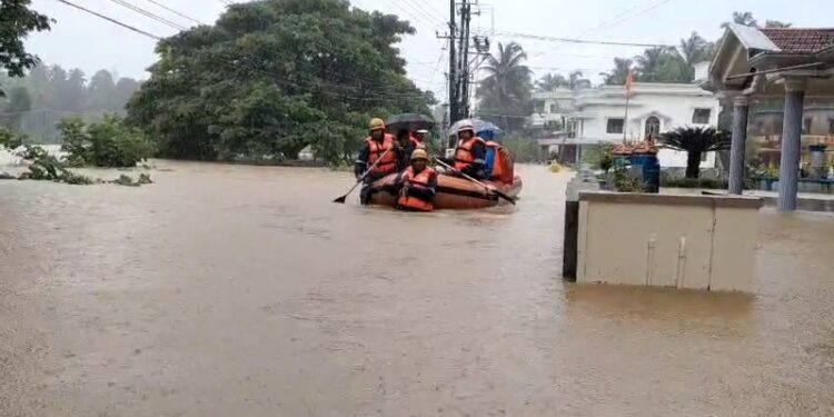 ಭಾರೀ ಮಳೆ ; ಉಡುಪಿ ತತ್ತರ : ಉಕ್ಕಿ ಹರಿದ ಇಂದ್ರಾಣಿ ತೀರ್ಥ ; 150ಕ್ಕೂ ಹೆಚ್ಚು ಮನೆಗಳಿಗೆ ನುಗ್ಗಿದ ನೀರು