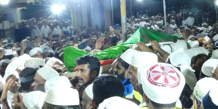 ಉಳ್ಳಾಲ ಖಾಝಿ ಸೈಯ್ಯದ್ ಫಝಲ್ ಕೋಯಮ್ಮ ತಂಙಳ್ ನಿಧನ : ಅಂತಿಮ ದರ್ಶನದಲ್ಲಿ ಸಾವಿರಾರು ಮಂದಿ ಭಾಗಿ