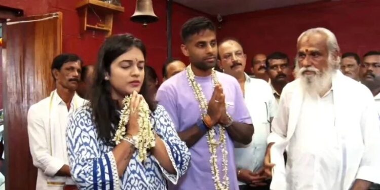ಉಡುಪಿ : ಕಾಪು ಮಾರಿಗುಡಿ ದೇವಸ್ಥಾನಕ್ಕೆ ಭೇಟಿ ನೀಡಿದ ಟೀಮ್ ಇಂಡಿಯಾ ಆಟಗಾರ ಸೂರ್ಯಕುಮಾರ್ ಯಾದವ್ ದಂಪತಿ
