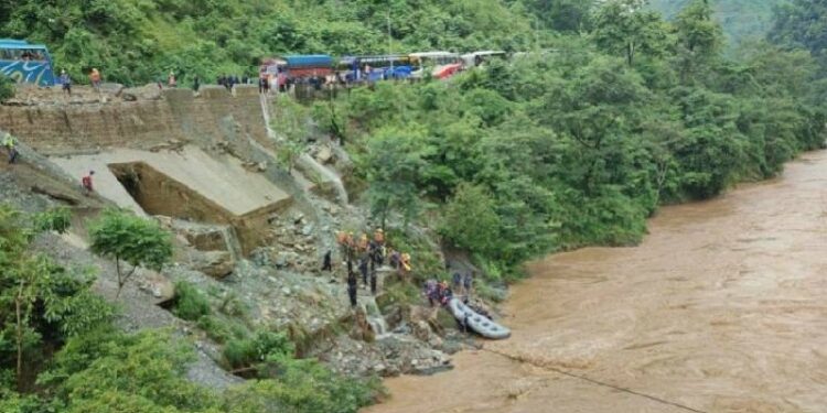 ಭೂಕುಸಿತ : ನದಿಗೆ ಬಿದ್ದ ಎರಡು ಬಸ್​ಗಳು ; 65 ಮಂದಿ ನಾಪತ್ತೆ!