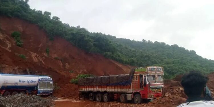 ಅಂಕೋಲಾ ಶಿರೂರು ಬಳಿ ಹೆದ್ದಾರಿಯಲ್ಲಿ ಗುಡ್ಡ ಕುಸಿತ : 7 ಮಂದಿ ಸಾವು!