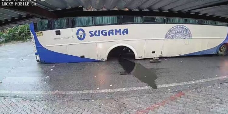 ನಡುರಸ್ತೆಯಲ್ಲೇ ಏಕಾಏಕಿ ಕಳಚಿದ ಚಲಿಸುತ್ತಿದ್ದ ಬಸ್​ನ ಟಯರ್!