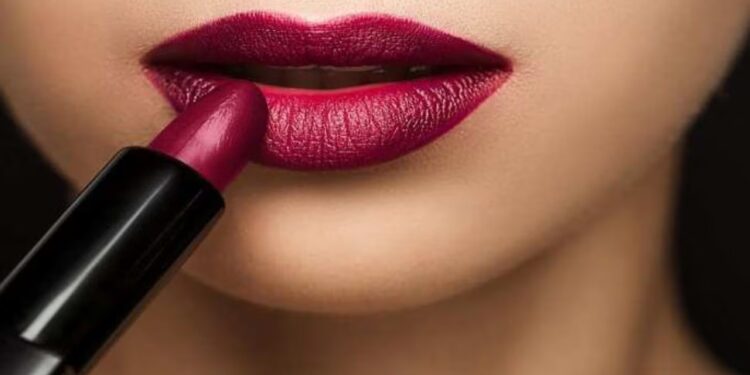 ಬೇರೆ ಕಲರ್ ನ ಲಿಪ್ ಸ್ಟಿಕ್ ತಂದ ಪತಿ : ಕೋರ್ಟ್ ಮೆಟ್ಟಿಲೇರಿದ ಪತ್ನಿ