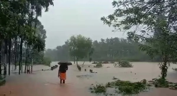 ಘಟ್ಟಪ್ರದೇಶದಲ್ಲಿ ಭಾರೀ ಮಳೆ ಕಡಬದಲ್ಲಿ ರಸ್ತೆಗೆ ಬಂದ ನದಿ ನೀರು!