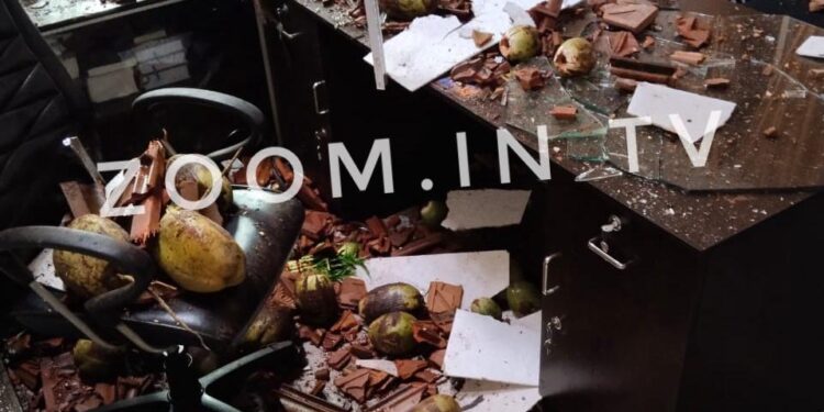 ಬಂಟ್ವಾಳ : ಡಿ.ವೈ.ಎಸ್.ಪಿ ಕಚೇರಿಗೆ ತೆಂಗಿನ ಮರ ಬಿದ್ದು ಅಪಾರ ನಷ್ಟ