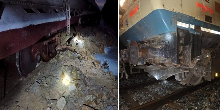 ಹಾಸನ : ರೈಲು ಬರುತ್ತಿದ್ದಾಗಲೇ ಕುಸಿದ ಗುಡ್ಡ ; ಹಳಿಯಿಂದ ಜಾರಿದ ಟ್ರೈನ್!