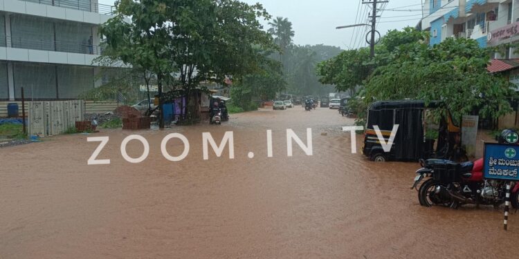 ಪುತ್ತೂರು : ನದಿಯಂತಾದ ಎಪಿಎಂಸಿ ರಸ್ತೆ : ಆದರ್ಶ ಆಸ್ಪತ್ರೆ ಮೆಟ್ಟಿಲು ತಲುಪಿದ ನೀರು : ವಾಹನ ಸವಾರರ ಪರದಾಟ!