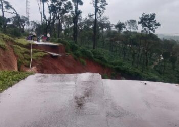 ಸಕಲೇಶಪುರದಲ್ಲಿ ಭೂ ಕುಸಿತ : ರಸ್ತೆ ಸಮೇತ ಕೊಚ್ಚಿ ಹೋದ ಭೂಮಿ