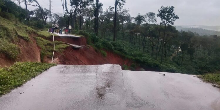 ಸಕಲೇಶಪುರದಲ್ಲಿ ಭೂ ಕುಸಿತ : ರಸ್ತೆ ಸಮೇತ ಕೊಚ್ಚಿ ಹೋದ ಭೂಮಿ