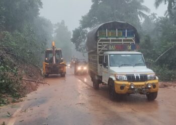 ಶೇಖಮಲೆ ಬಳಿ ಗುಡ್ಡ ಕುಸಿತ ; ರಸ್ತೆಗೆ ಬಿದ್ದ ಮಣ್ಣು ತೆರವು : ಪುತ್ತೂರು-ಸುಳ್ಯ ರಸ್ತೆ ಸಂಚಾರಕ್ಕೆ ಮುಕ್ತ!