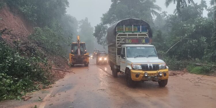 ಶೇಖಮಲೆ ಬಳಿ ಗುಡ್ಡ ಕುಸಿತ ; ರಸ್ತೆಗೆ ಬಿದ್ದ ಮಣ್ಣು ತೆರವು : ಪುತ್ತೂರು-ಸುಳ್ಯ ರಸ್ತೆ ಸಂಚಾರಕ್ಕೆ ಮುಕ್ತ!