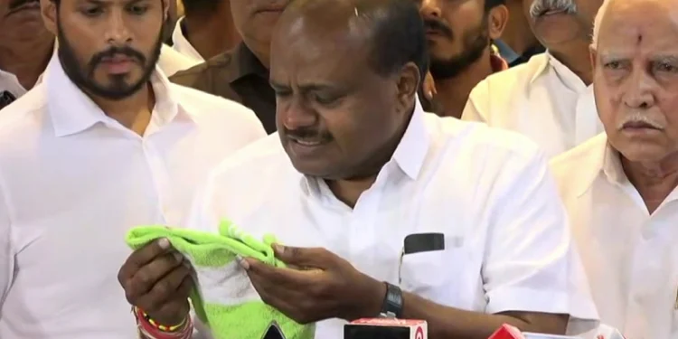 ಸುದ್ದಿಗೋಷ್ಠಿಯಲ್ಲಿ ಕುಮಾರಸ್ವಾಮಿ ಮೂಗಿನಲ್ಲಿ ಏಕಾಏಕಿ ರಕ್ತಸ್ರಾವ : ಅಪೋಲೋ ಆಸ್ಪತ್ರೆಗೆ ದಾಖಲು