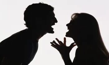 ಪ್ರೇಯಸಿ ಜೊತೆ ಜಗಳ : ರಸ್ತೆಯಲ್ಲೇ ಬಸ್‌ ನಿಲ್ಲಿಸಿ ಹೋದ ಚಾಲಕ!