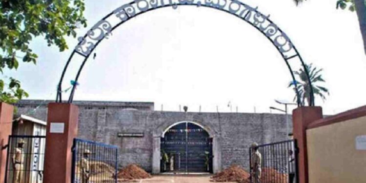 ಮಂಗಳೂರು : ಬೆಳ್ಳಂ ಬೆಳಗ್ಗೆ ಪೊಲೀಸರಿಂದ ಜೈಲ್ ಮೇಲೆ ದಾಳಿ : ಗಾಂಜಾ, ಡ್ರಗ್ಸ್, ಮೊಬೈಲ್ಸ್ ಪತ್ತೆ!