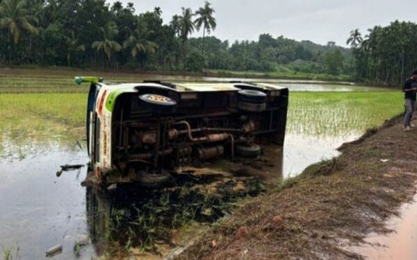 ಬಂಟ್ವಾಳ : ಗದ್ದೆಗೆ ಪಲ್ಟಿಯಾದ ಖಾಸಗಿ ಬಸ್!