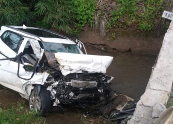 ನಿಯಂತ್ರಣ ತಪ್ಪಿ ಸೇತುವೆಯಿಂದ ಕೆಳಗೆ ಬಿದ್ದ ಪ್ರವಾಸಿಗರ ಕಾರು : ಆರು ಮಂದಿಗೆ ಗಾಯ