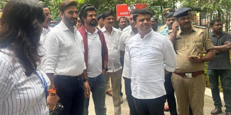ಪುನೀತ್ ಕೆರೆಹಳ್ಳಿ ಪರ ಪೊಲೀಸ್ ಠಾಣೆ ಎದುರು ಪ್ರತಿಭಟನೆ : ಮಾಜಿ ಸಂಸದ ಪ್ರತಾಪ್ ಸಿಂಹ, ಶಾಸಕ ಪೂಂಜ ವಿರುದ್ಧ ಎಫ್.ಐ.ಆರ್!