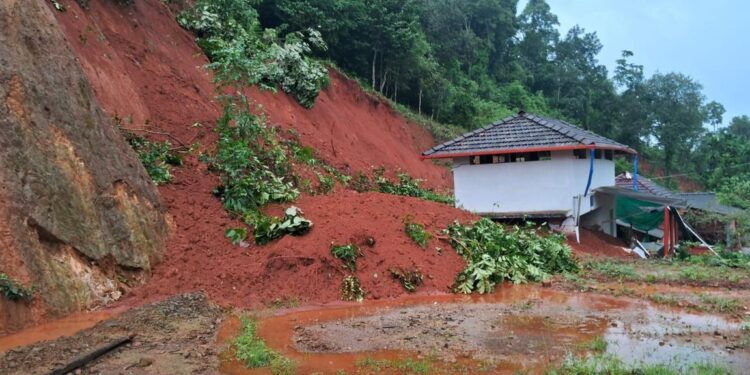 ಪುತ್ತೂರು : ಬೆಳ್ಳಿಪ್ಪಾಡಿಯಲ್ಲಿ ಧರೆ ಕುಸಿತ : ಮನೆಗಳಿಗೆ ಹಾನಿ ; ಮಣ್ಣಿನಡಿ ಸಿಲುಕಿದ ಜಾನುವಾರುಗಳು!